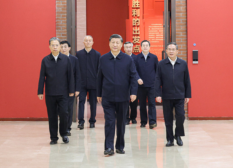 　　10月27日，中共中央總書記、國家主席、中央軍委主席習(xí)近平帶領(lǐng)中共中央政治局常委李強(qiáng)、趙樂際、王滬寧、蔡奇、丁薛祥、李希，瞻仰延安革命紀(jì)念地。這是習(xí)近平等在延安革命紀(jì)念館，參觀《偉大歷程——中共中央在延安十三年歷史陳列》。