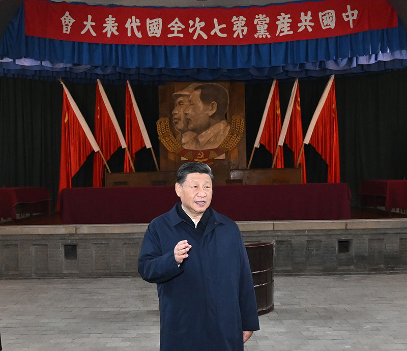 　　10月27日，中共中央總書記、國家主席、中央軍委主席習(xí)近平帶領(lǐng)中共中央政治局常委李強(qiáng)、趙樂際、王滬寧、蔡奇、丁薛祥、李希，瞻仰延安革命紀(jì)念地。這是習(xí)近平在楊家?guī)X瞻仰中共七大會(huì)址。