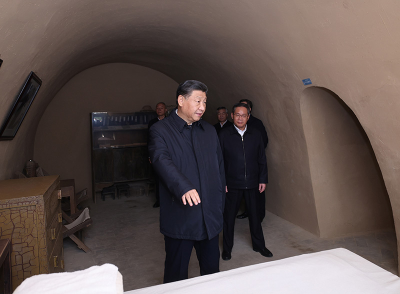 　　10月27日，中共中央總書記、國家主席、中央軍委主席習(xí)近平帶領(lǐng)中共中央政治局常委李強(qiáng)、趙樂際、王滬寧、蔡奇、丁薛祥、李希，瞻仰延安革命紀(jì)念地。這是習(xí)近平等在楊家?guī)X參觀毛澤東舊居。