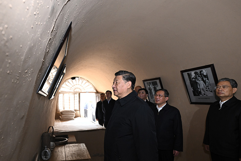 　　10月27日，中共中央總書記、國家主席、中央軍委主席習(xí)近平帶領(lǐng)中共中央政治局常委李強(qiáng)、趙樂際、王滬寧、蔡奇、丁薛祥、李希，瞻仰延安革命紀(jì)念地。這是習(xí)近平等在楊家?guī)X參觀朱德舊居。