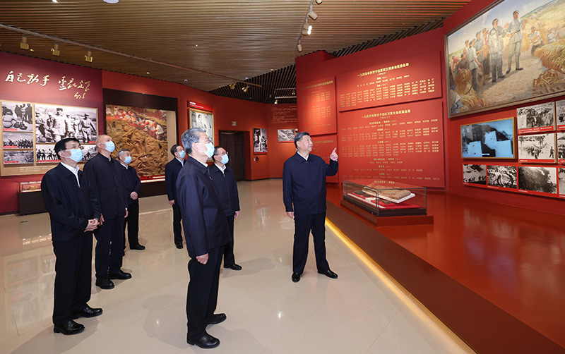 　　10月27日，中共中央總書記、國家主席、中央軍委主席習(xí)近平帶領(lǐng)中共中央政治局常委李強(qiáng)、趙樂際、王滬寧、蔡奇、丁薛祥、李希，瞻仰延安革命紀(jì)念地。這是習(xí)近平等在延安革命紀(jì)念館，參觀《偉大歷程——中共中央在延安十三年歷史陳列》。