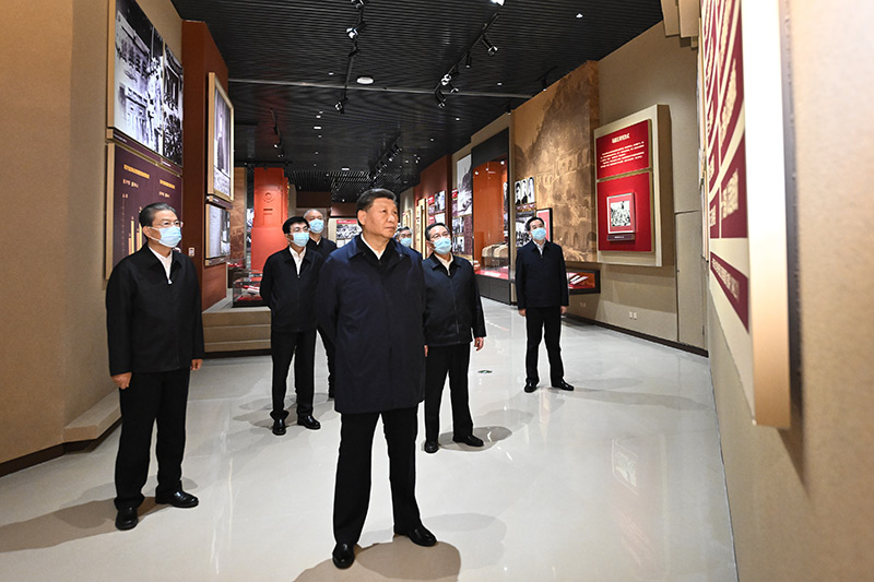 　　10月27日，中共中央總書記、國家主席、中央軍委主席習(xí)近平帶領(lǐng)中共中央政治局常委李強(qiáng)、趙樂際、王滬寧、蔡奇、丁薛祥、李希，瞻仰延安革命紀(jì)念地。這是習(xí)近平等在延安革命紀(jì)念館，參觀《偉大歷程——中共中央在延安十三年歷史陳列》。