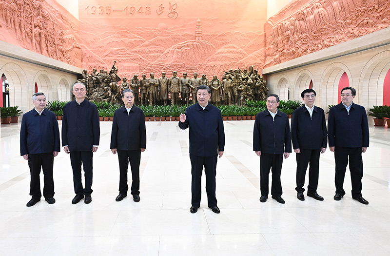 　　10月27日，中共中央總書記、國家主席、中央軍委主席習(xí)近平帶領(lǐng)中共中央政治局常委李強(qiáng)、趙樂際、王滬寧、蔡奇、丁薛祥、李希，瞻仰延安革命紀(jì)念地。這是習(xí)近平在延安革命紀(jì)念館參觀《偉大歷程——中共中央在延安十三年歷史陳列》結(jié)束時(shí)發(fā)表重要講話。
